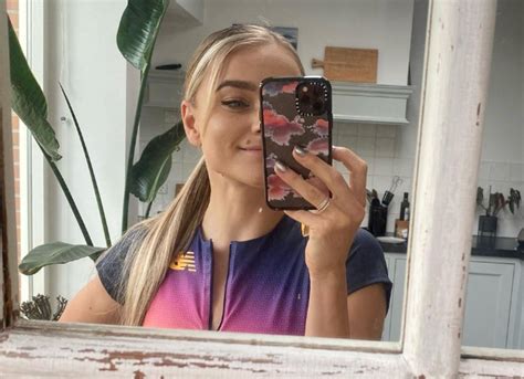 Bikini fitness atlete poseert