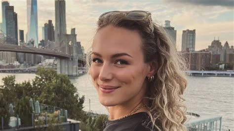 Women's Physique atlete poseert met dubbele biceps