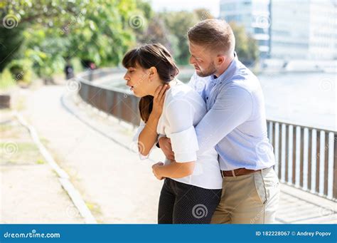 Vrouw die planken uitvoert