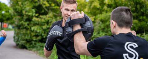 Menselijke silhouetten die bootcamp-oefeningen uitvoeren in een buitenomgeving