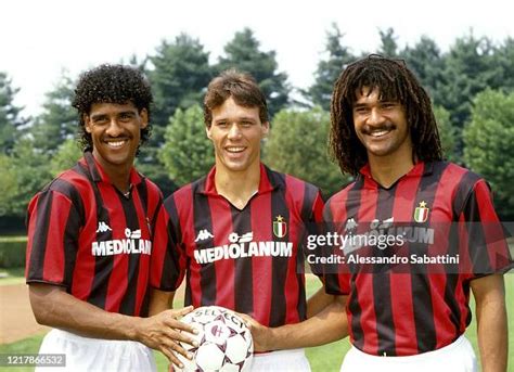 Drie Nederlandse voetballers Ruud Gullit, Marco van Basten en Frank Rijkaard in AC Milan tenue