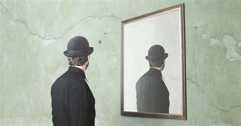 Persoon die reflecteert op een spiegel