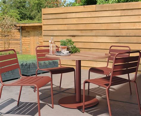 Diverse tuintafels in verschillende stijlen en materialen