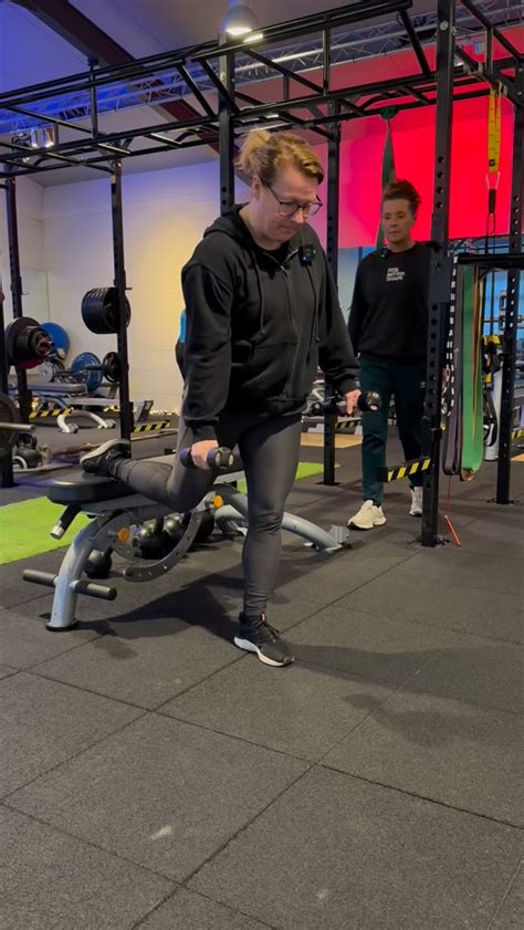 Vrouw die een split squat uitvoert met één voet op een stability ball