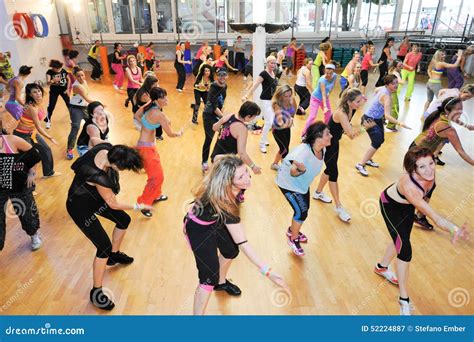 Mensen die Zumba dansen