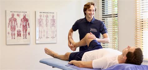 Fysiotherapeut in gesprek met een sporter