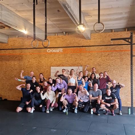 Mensen die samen trainen bij een CrossFit box