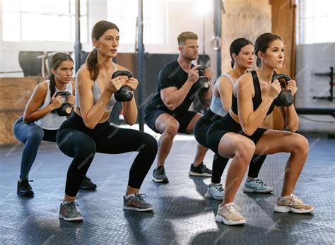 Mensen die dumbbells gebruiken in een sportschool
