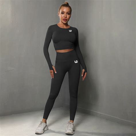 Vrouwen in zwarte sportkleding
