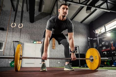man die gewichten tilt in sportschool