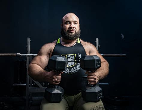 Vrouw met endomorf lichaamstype die traint