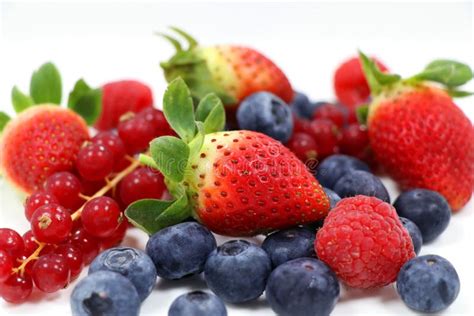 Een selectie van verse bosvruchten zoals aardbeien, frambozen, blauwe bessen en bramen.