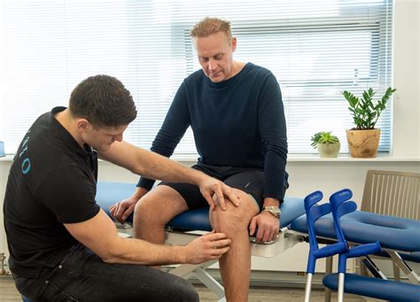 Illustratie van een fysiotherapeut die de spierkracht van de kuit test