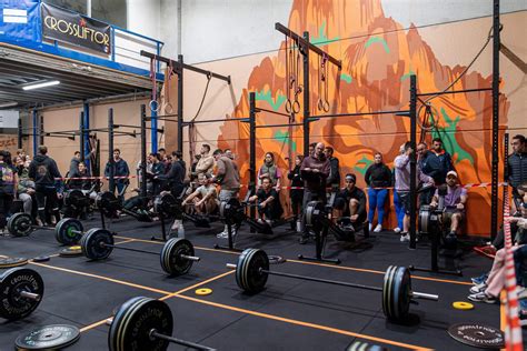 Whiteboard met WOD resultaten in een CrossFit gym