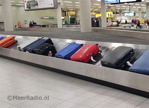 Schiphol luchthaven bagageband met koffers