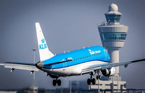 KLM vliegtuig met speciale panda-bestickering op Schiphol