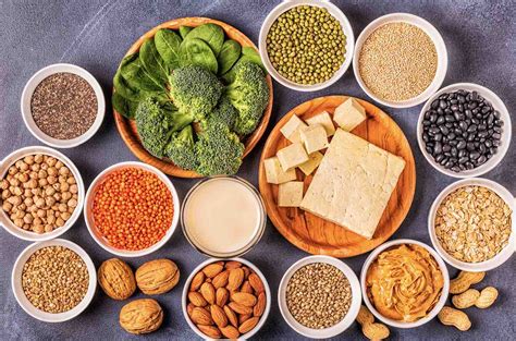 Afbeelding van verschillende plantaardige eiwitbronnen zoals linzen, quinoa, tofu en noten