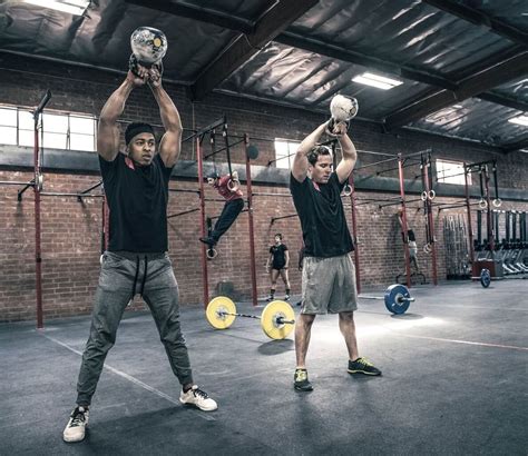 Een groep mensen die een CrossFit workout doen