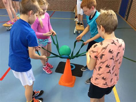 Kinderen die deelnemen aan een sportkamp met diverse activiteiten
