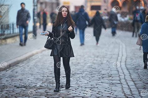 Vrouw die op tempo wandelt