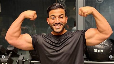 Foto van Mo Bicep met zijn supplementenlijn
