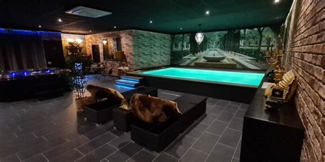 Interieur van een wellnesscentrum met sauna en zwembad