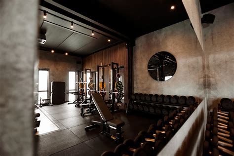 Overzicht van cardio-apparatuur in een fitnessruimte