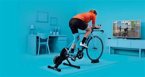 Illustratie van een Zwift avatar die op een virtuele fiets rijdt in een digitale wereld.