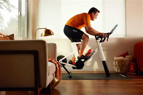 Schema van de verbindingen tussen een fietstrainer, sensoren, computer en Zwift app.
