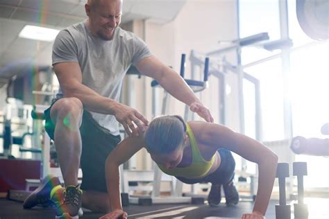 Personal trainer die een atleet begeleidt