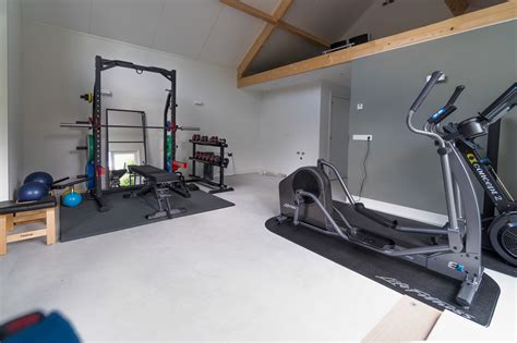 Fitnessruimte met diverse apparatuur