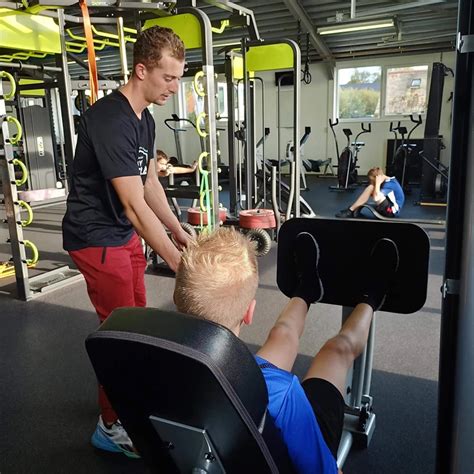 Jongeren die krachttraining doen onder begeleiding