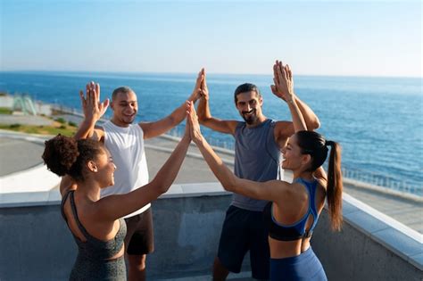 Groep mensen die samen sporten met respect voor elkaar