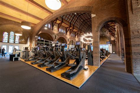 Krachtapparatuur in een sportschool