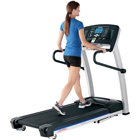 Een persoon die traint op een Life Fitness loopband