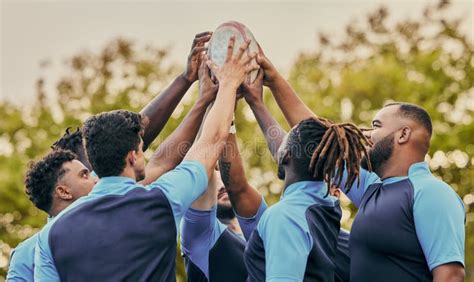 Een groep mensen die samen sport