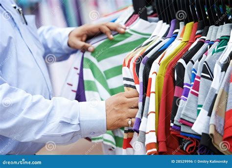 Jongeren die kleding kiezen
