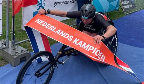 Een triatleet die de finishlijn passeert