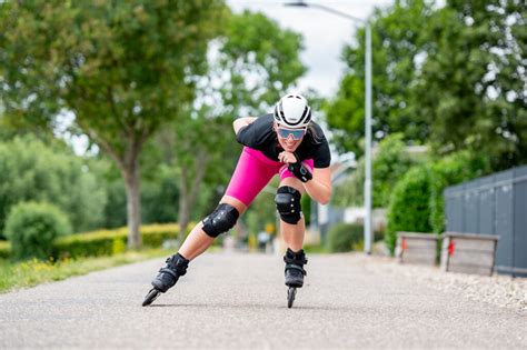 Skeeleren in een park