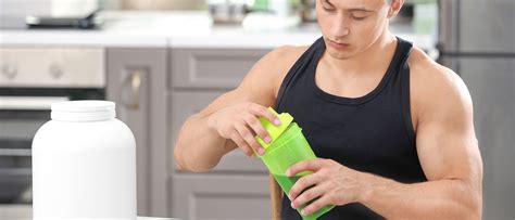 Afbeelding van een sporter die een eiwitshake drinkt na een training