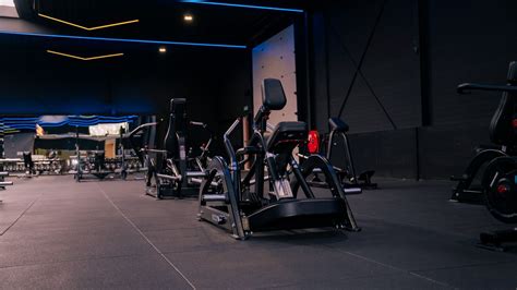 Verschillende fitnessapparaten in een ruime gym