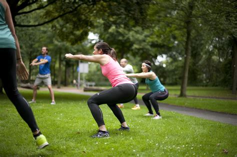 Foto van mensen die buiten sporten met anderhalve meter afstand