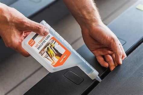 Smeren van een loopband met siliconenspray
