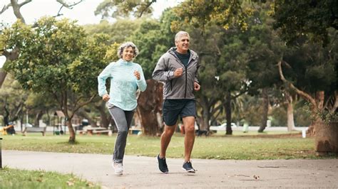 Man joggend in een park