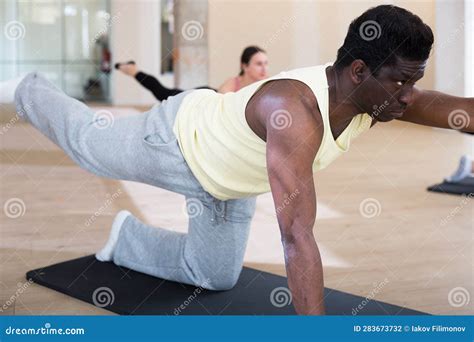 Man die Pilates oefent