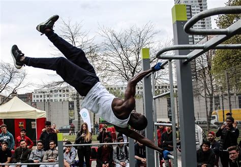 Mensen die gebruik maken van een calisthenics park