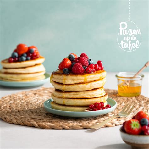 Stapel American Pancakes met fruit en Skyr