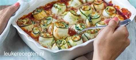 Ovenschaal met courgetterolletjes, mozzarella en tomatensaus