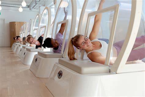 Vrouwen trainen in een warmtecabine
