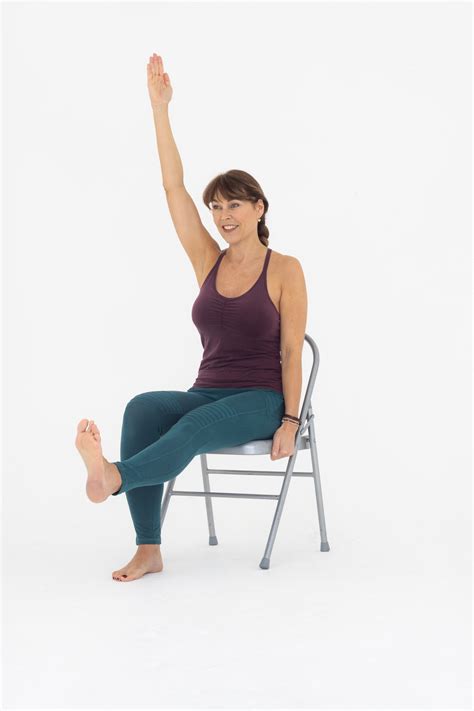 Man die stoelyoga oefening 2 uitvoert